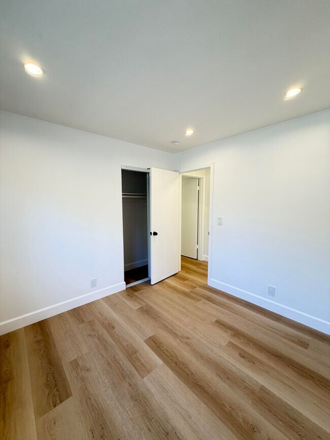 Building Photo - 9887 Broadmoor Dr