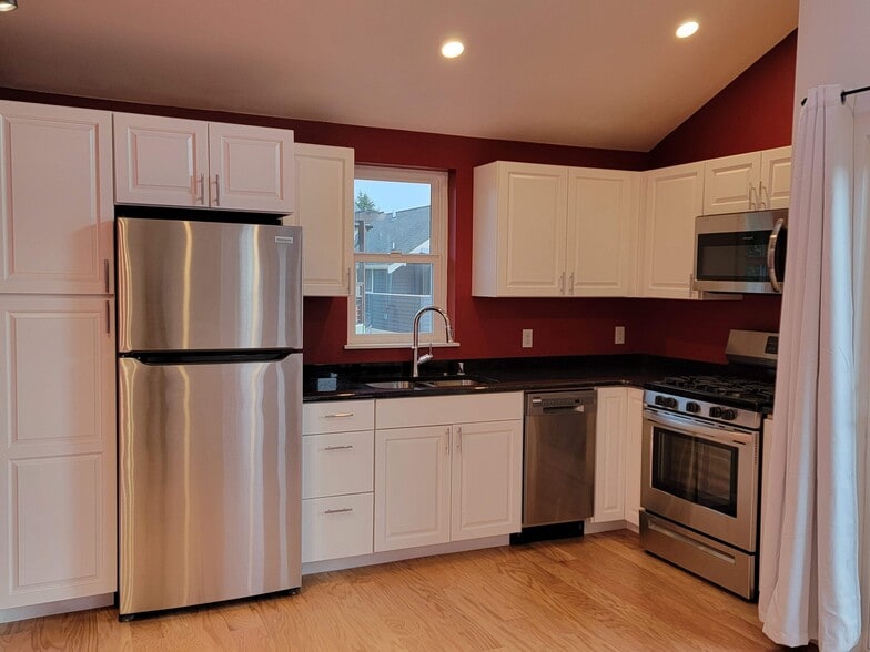Full kitchen with all appliances - 336 N 73rd St
