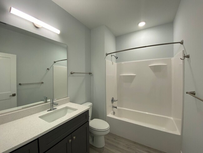 Building Photo - 132 E University Ave