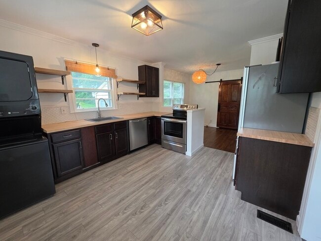 Building Photo - 540 Church Rd SE