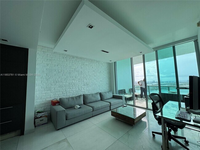 Building Photo - 900 Biscayne Blvd