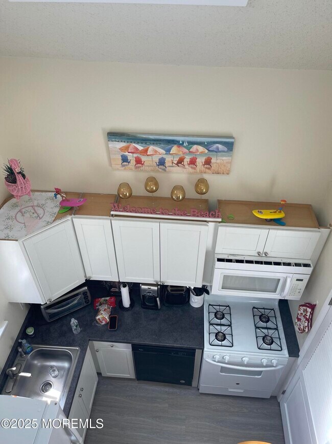 Building Photo - 202-06 Carteret Ave