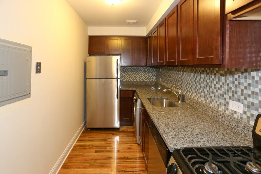 Building Photo - 567 W Arlington Pl