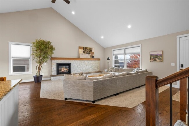 Building Photo - 4375 Vista Pointe Dr