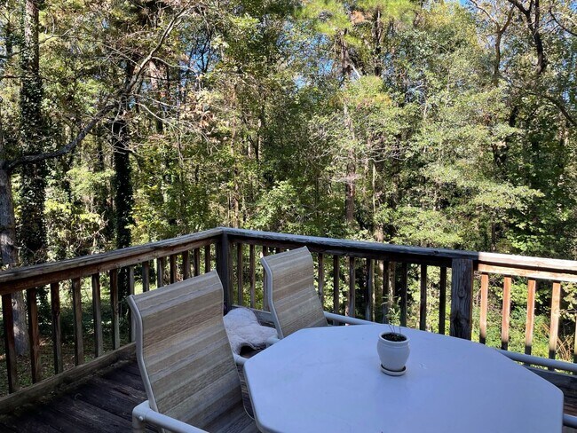 Building Photo - Three Bedroom Available on Eastside