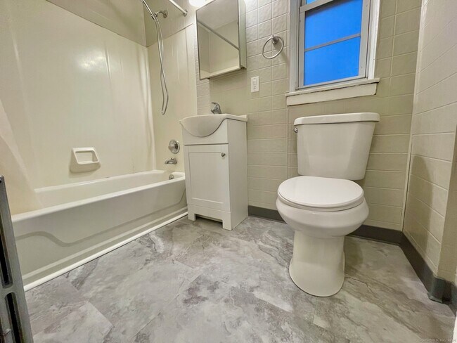 Building Photo - 31 Garden Dr