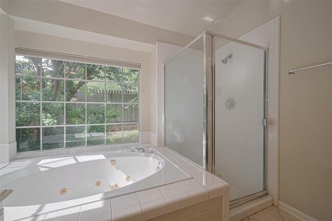 Building Photo - 8814 Fairbloom Ln