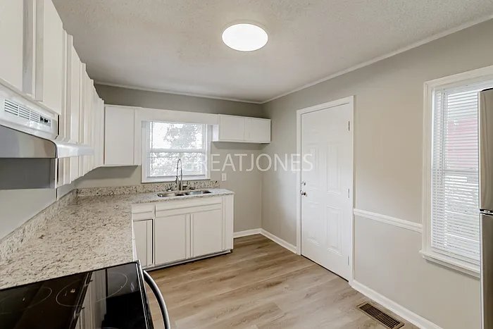 Building Photo - 724 84th St S