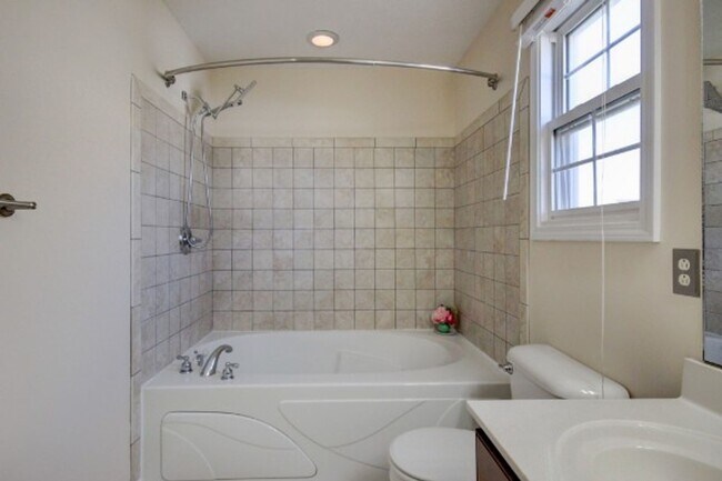 Building Photo - 3 Bedroom 2.5 Bathroom Home w/ Bonus Room!