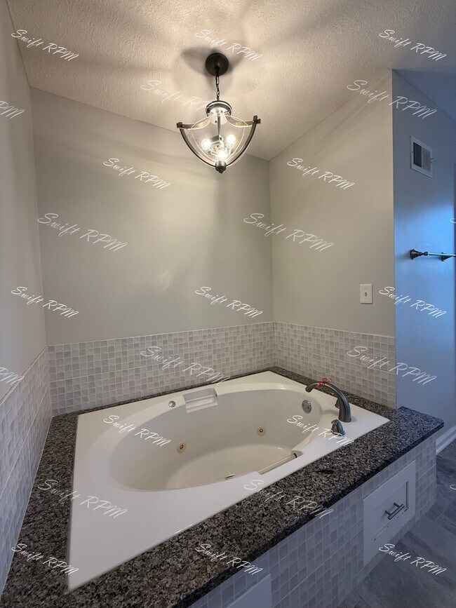 Building Photo - 15602 Maple St