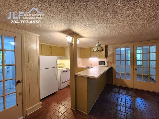 Building Photo - Spacious 3 Bed/2.5 Bath Duplex With Basement.