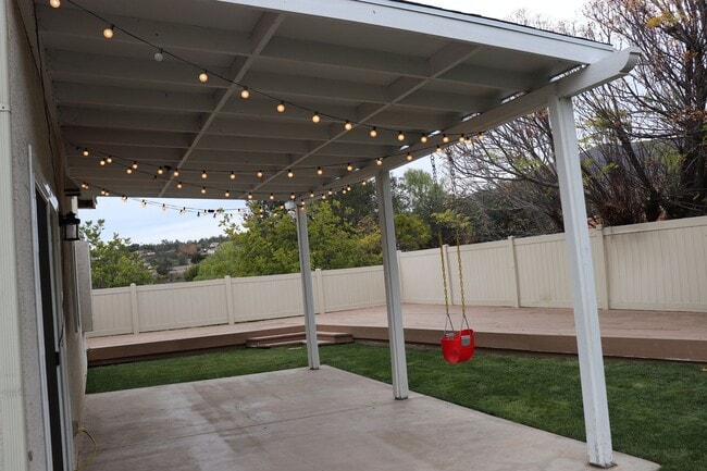 Building Photo - Spacious ALPINE 3 Bedroom 2.5 Bath 2 Story on a Cul De Sac