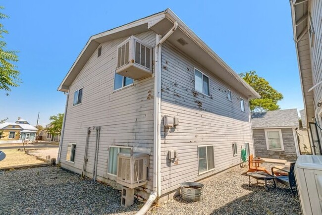 Building Photo - Charming Downtown 2-Bedroom Upstairs Apartment with Off-Street Parking