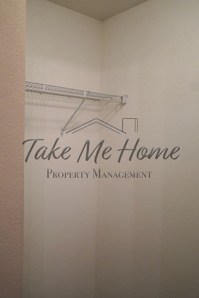 Building Photo - 3 Bedroom 2 bathroom home