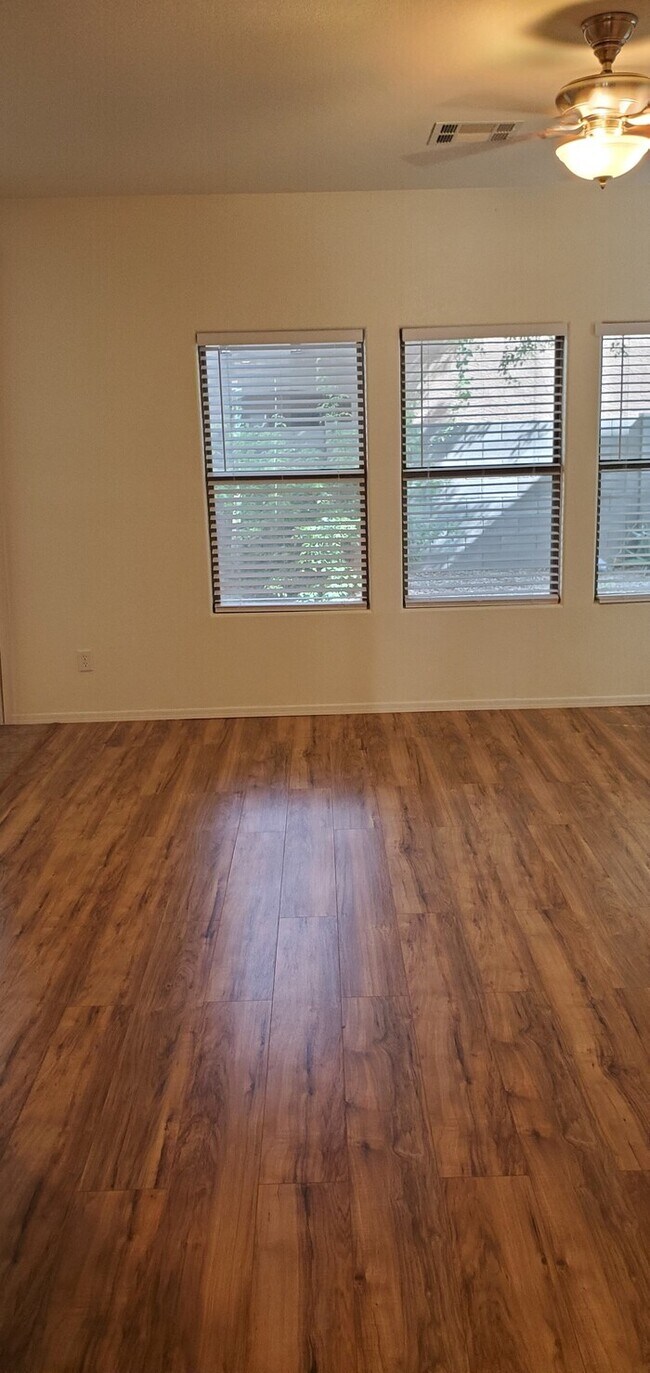 Building Photo - Beautiful 4-Bedroom Home For Rent in Queen...