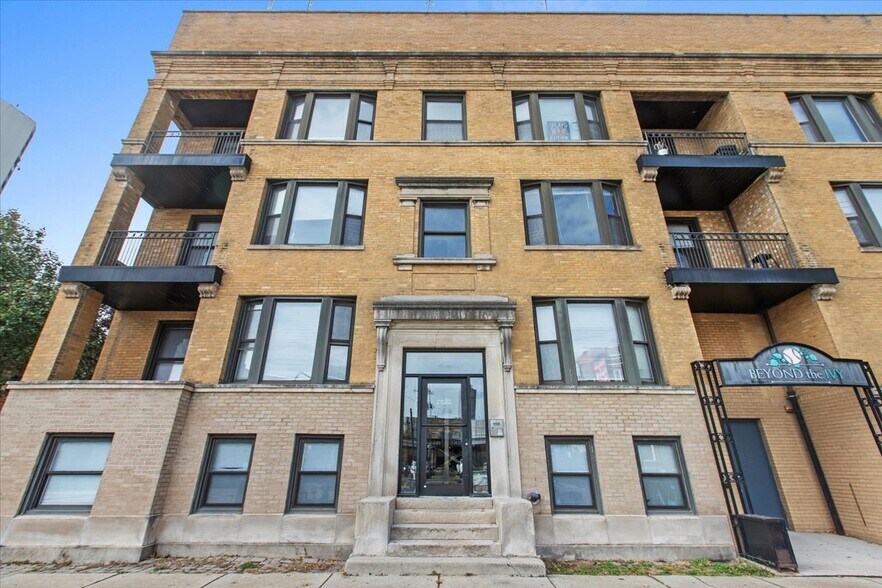 Building Photo - 3700 N Sheffield Ave