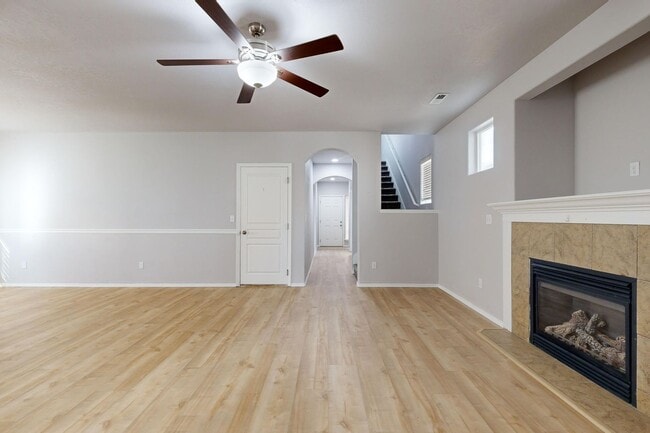 Building Photo - Beautifully maintained 3 bedroom 2.5 bath home
