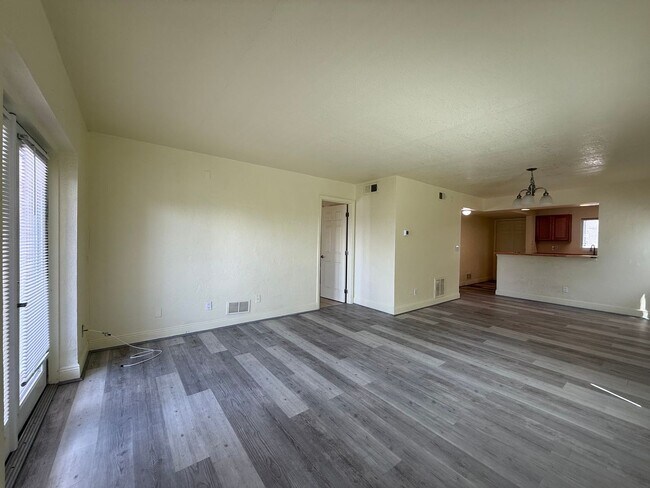 Building Photo - 900 S Peninsula Dr