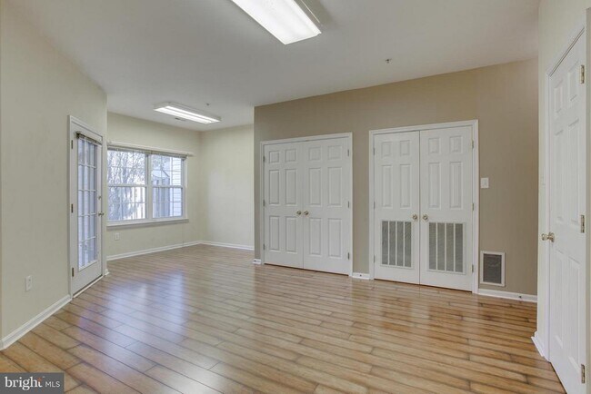 Building Photo - 6042 Blue Point Ct