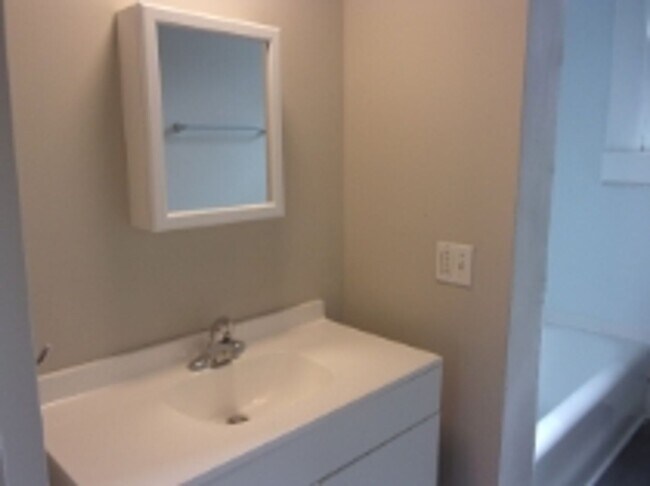 Building Photo - 411 N Confederate Ave