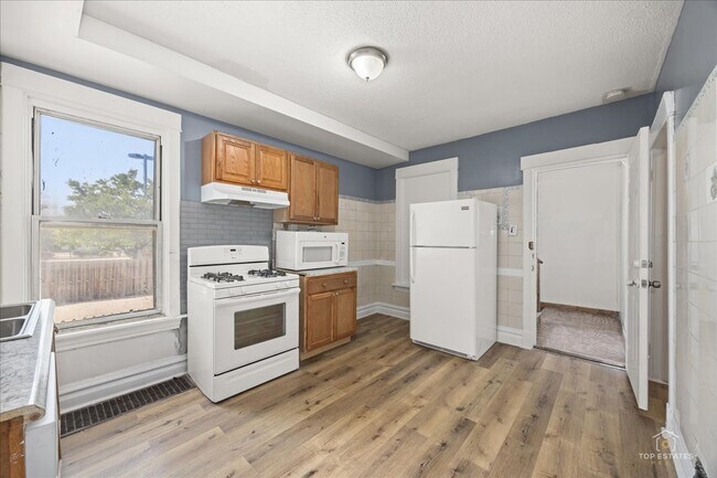 Building Photo - 3616 N Kedzie Ave