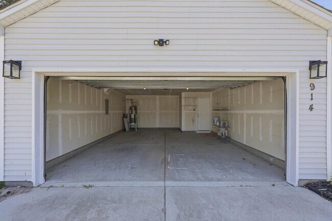 Building Photo - 914 Bur Oak Ct