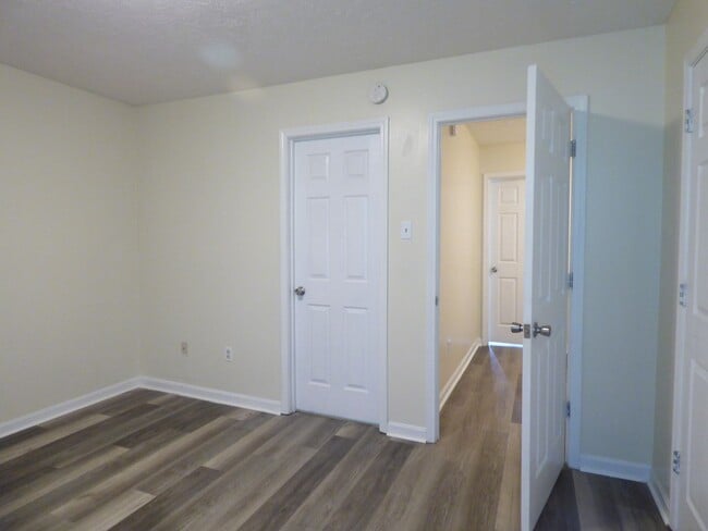 Building Photo - Beautiful Townhouse! All Electric, Washer/...