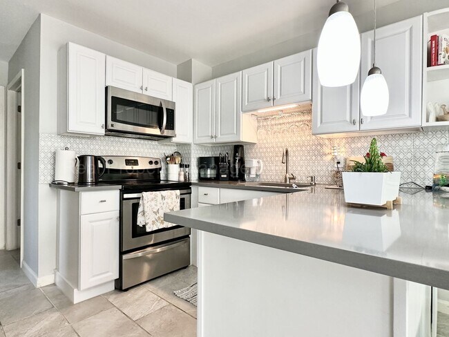 Building Photo - Beautifully Updated 2-Bedroom Townhouse w/ Finished Basement - Close to Royal Oak, Ferndale, Plea...