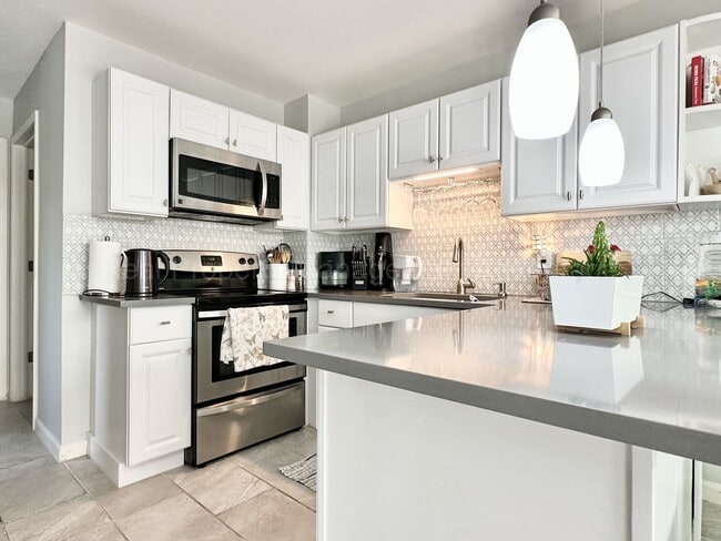 Building Photo - Beautifully Updated 2-Bedroom Townhouse w/...