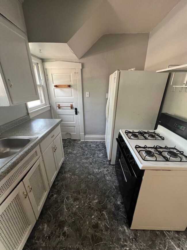Building Photo - Two bedroom/ Two bath house