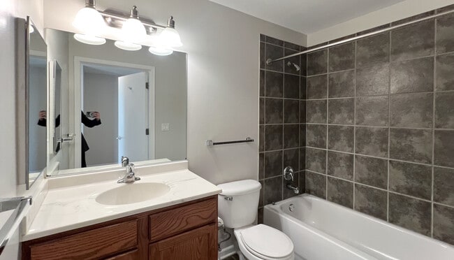 Building Photo - 100 N Hermitage Ave