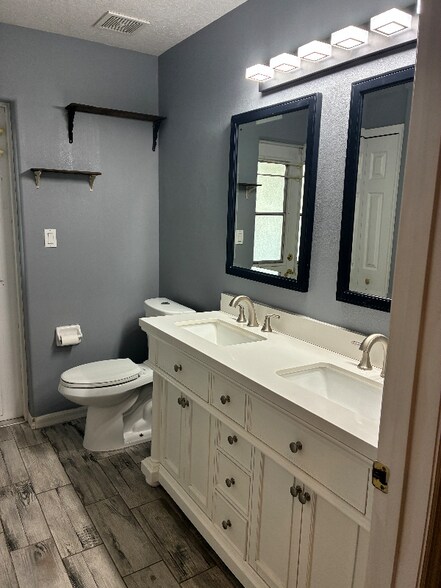 Building Photo - 867 Park Valley Cir