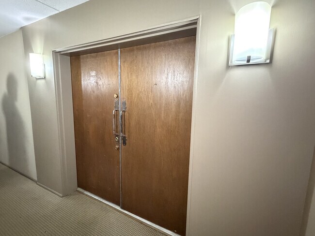 Building Photo - 1301 N Western Ave