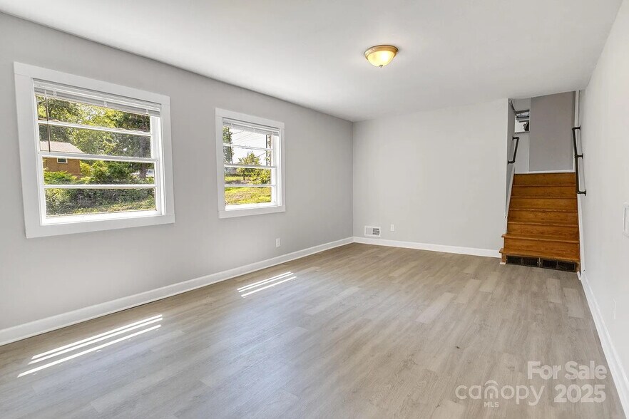 Building Photo - Room in House on Thornwood Rd