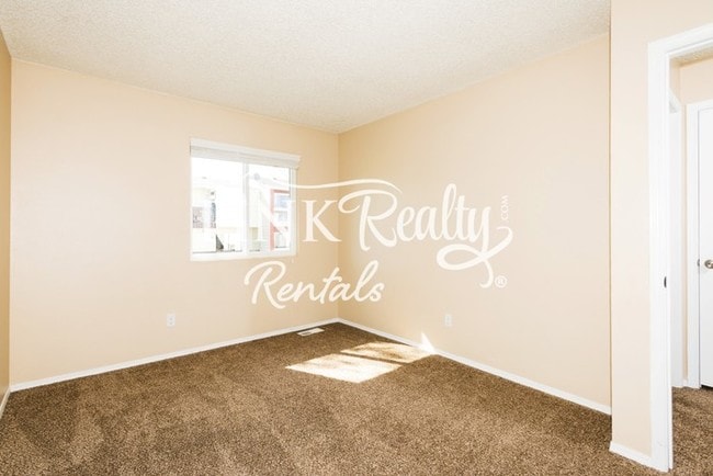 Building Photo - Great 2-Story Townhome in Soaring Eagle