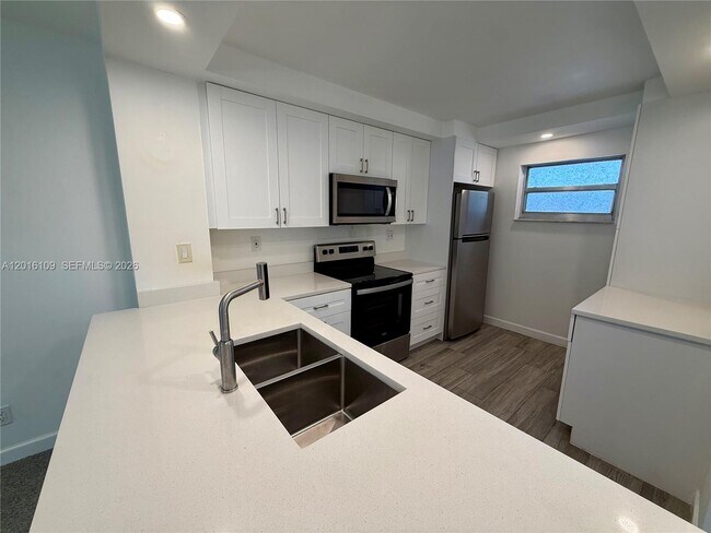 Building Photo - 1075 Riverside Dr