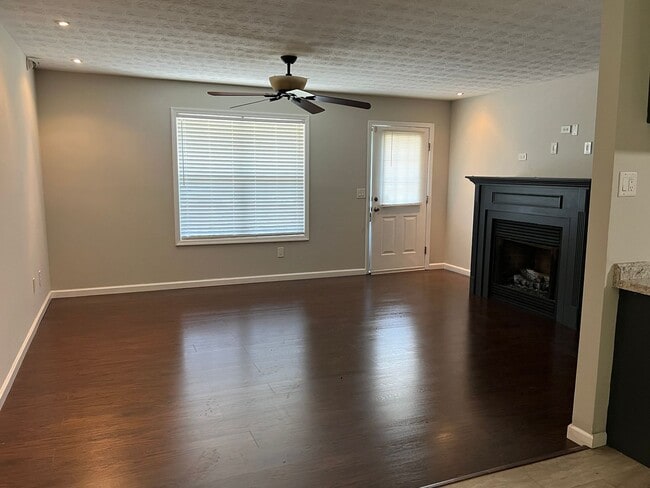 Building Photo - Charming 3 Bedroom 2 Bath home on large lot