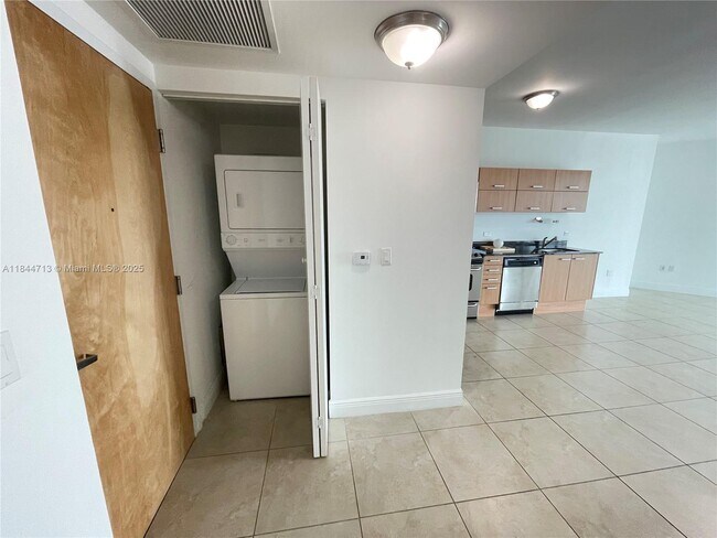 Building Photo - 350 S Miami Ave