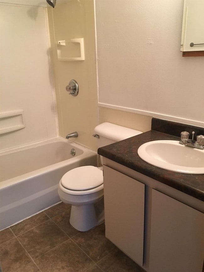 Building Photo - 640 Bay Shore - Lower