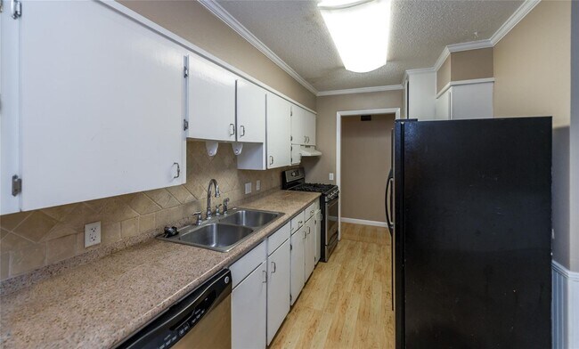 Building Photo - 3217 Thunderbird Ln