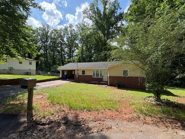 Building Photo - Great Location in Greenville 3 Bedroom 1.5 Bath  Minutes from Augusta Road and Downtown!!