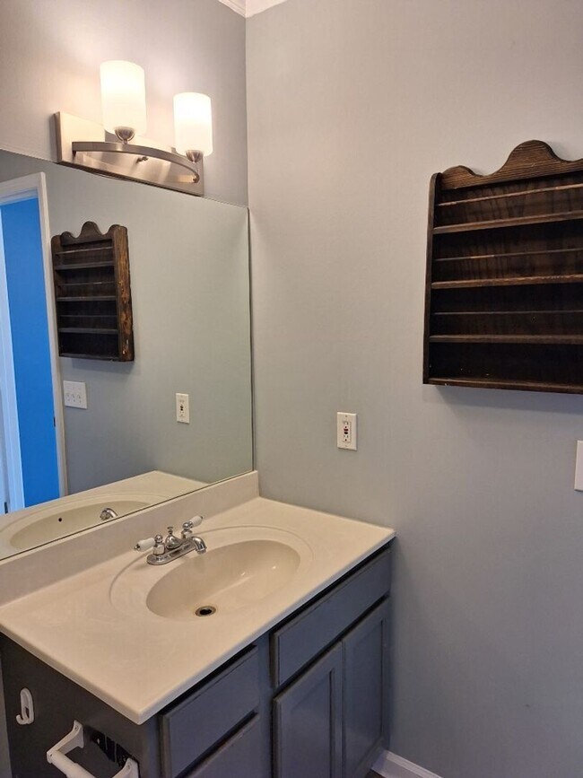 Building Photo - HOLIDAY MOVE IN SPECIAL. $500.00 OFF OF TH...