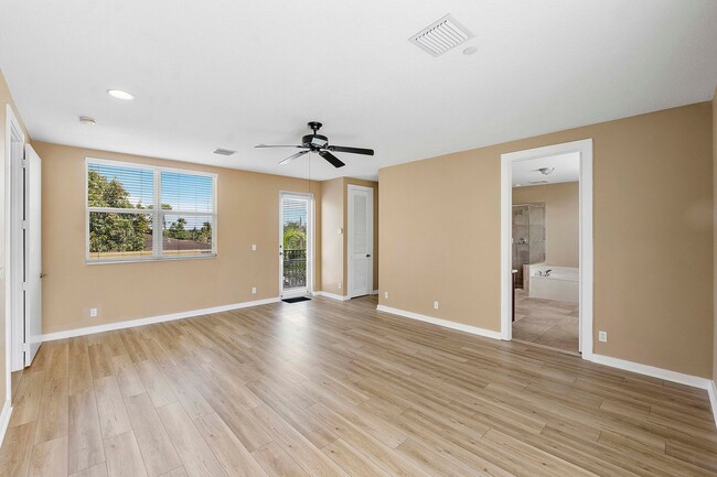 Building Photo - LARGE 3-bed, 3-bath townhome with 2-car ga...