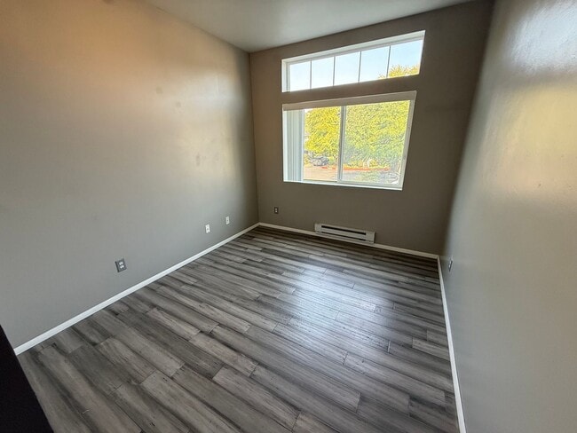 Building Photo - Updated Kent Townhome - Private Garage & AC