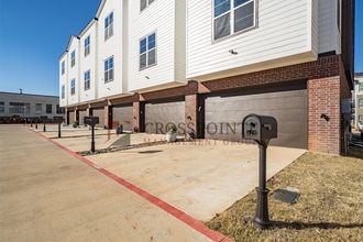 Building Photo - Luxury 3 bedroom, 3.5 Bath, 2 Car Garage Townhome- Fully Furnished!