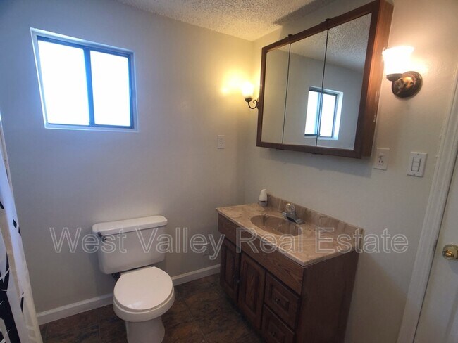 Building Photo - 441 Hazelton St