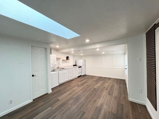 Building Photo - R301- 301 1/2