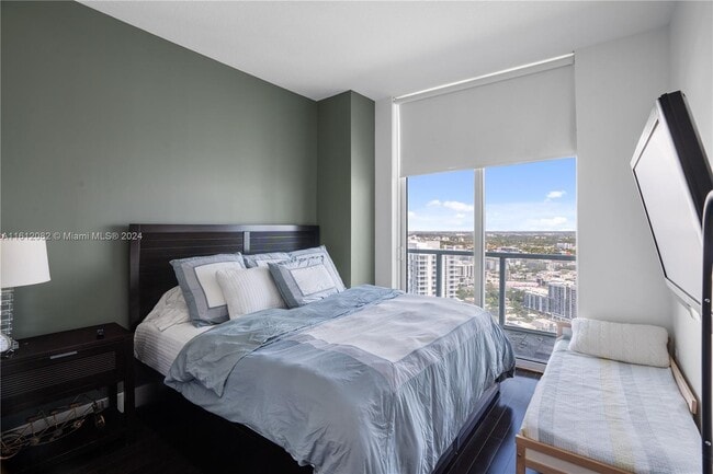 Building Photo - 1900 N Bayshore Dr