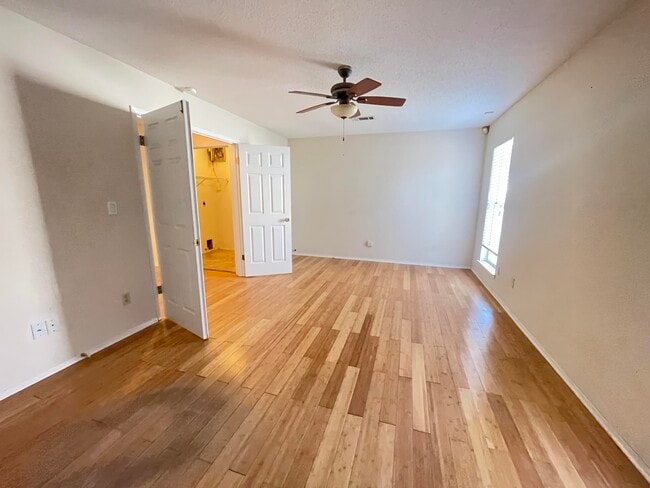 Building Photo - 117 Hollow Cove