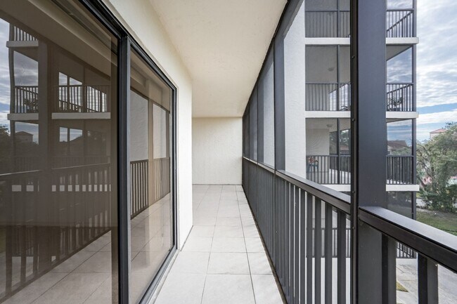 Building Photo - 2090 S Tamiami Trl